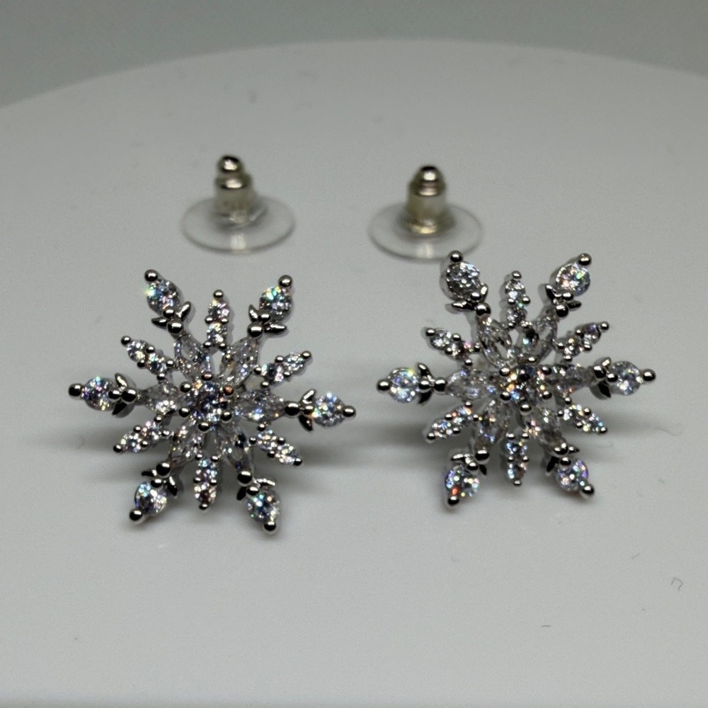 Sparkle in this Elegant Silver Snowflake Earrings. See video for the full effect